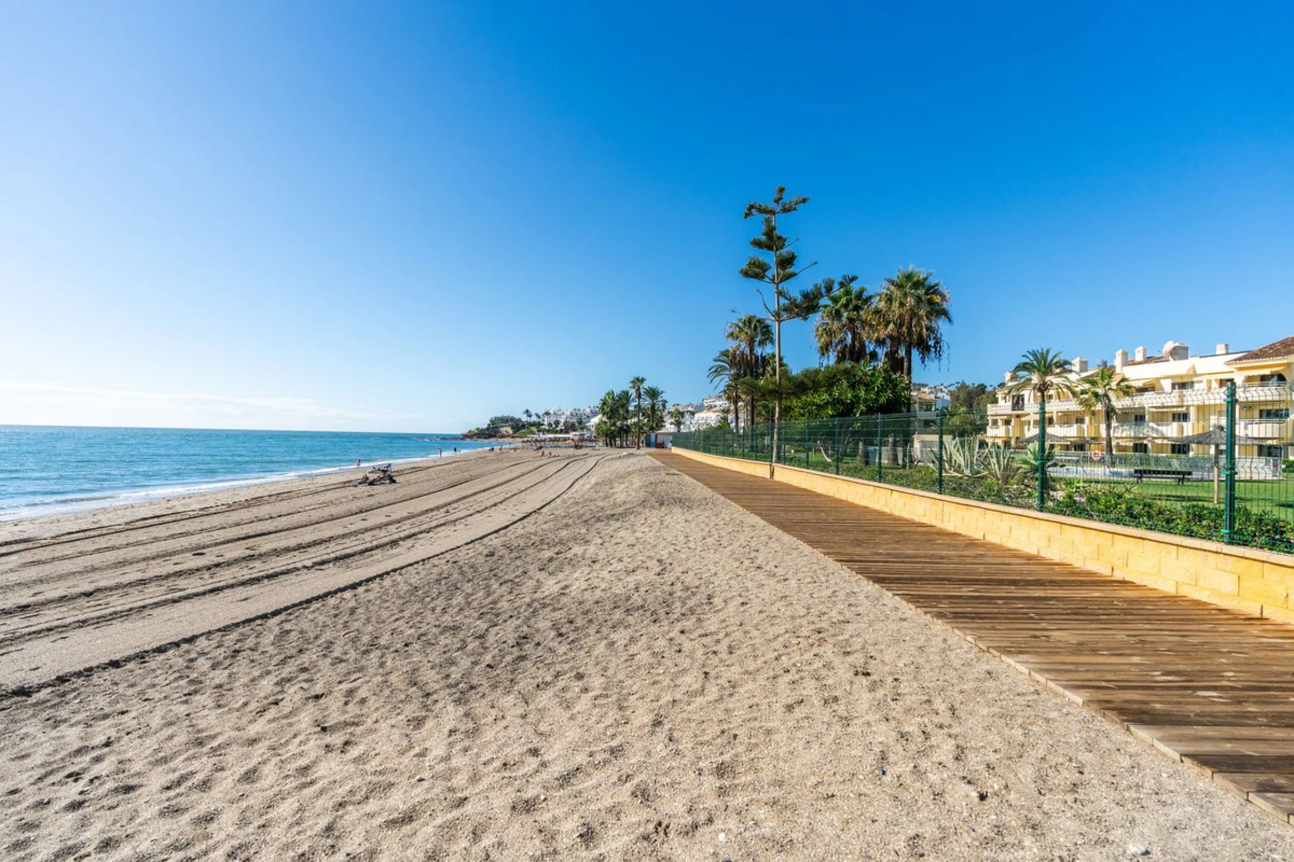 This is a fabulous 3 bedroom apartment in the front line beach complex of Las Mimosas in La Cala de Mijas. Set on the first floor with views over the beautiful gardens, pools and Mediterranean, this is the perfect spot for enjoying the beach life all year