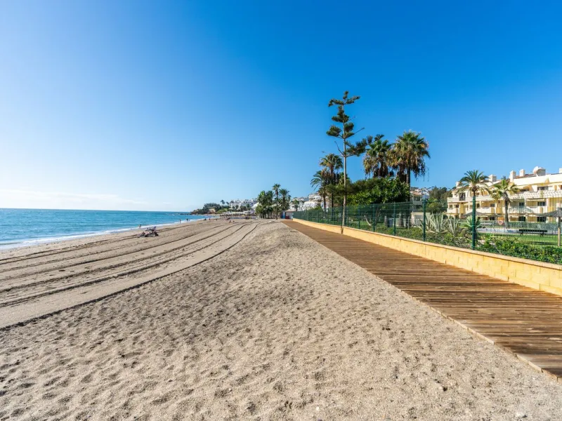 This is a fabulous 3 bedroom apartment in the front line beach complex of Las Mimosas in La Cala de Mijas. Set on the first floor with views over the beautiful gardens, pools and Mediterranean, this is the perfect spot for enjoying the beach life all year