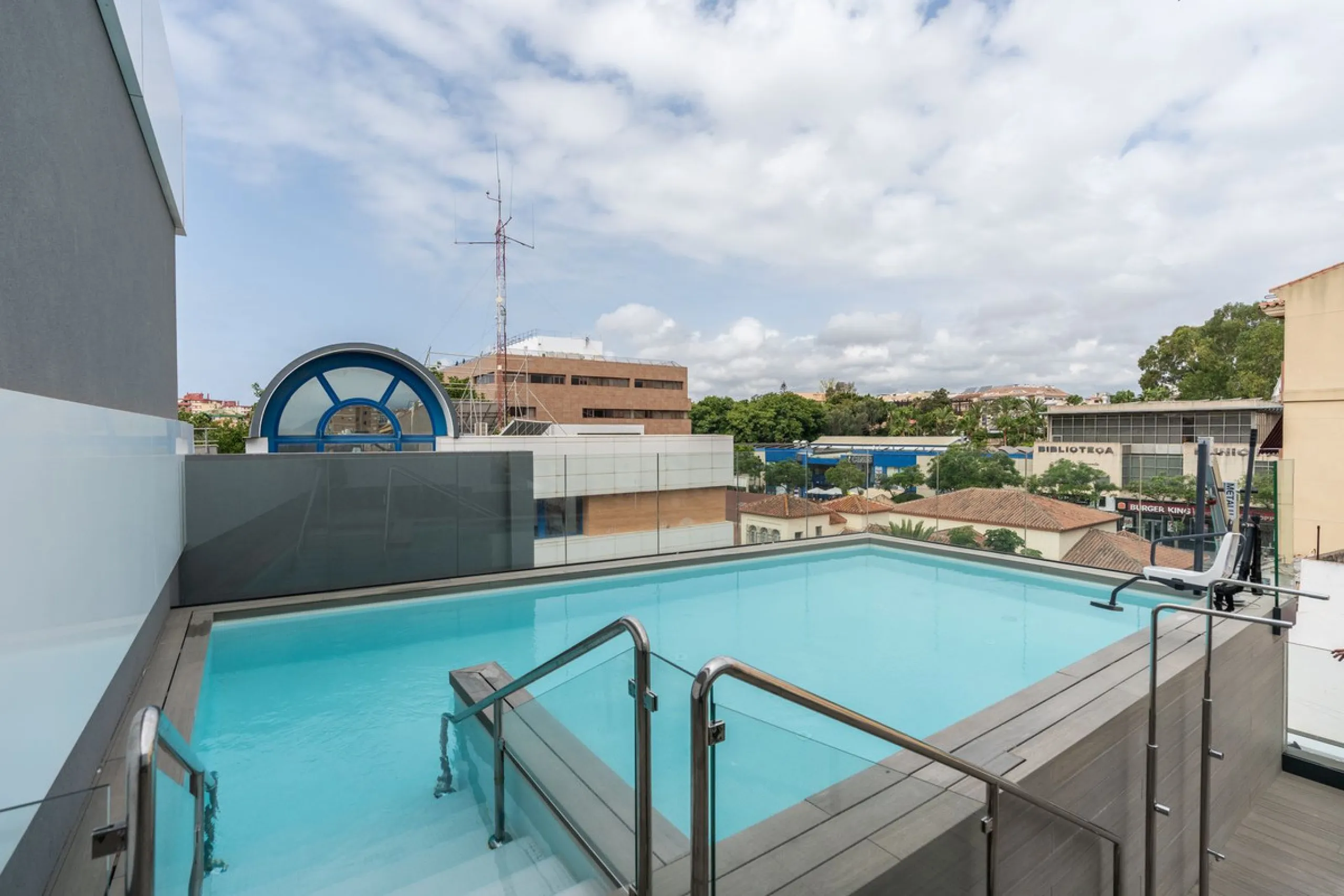 Apartment - Middle Floor Apartment в продаже в Fuengirola, Málaga. В доме 2 спален и 2 ванных комнат. Площадь дома 93 м²