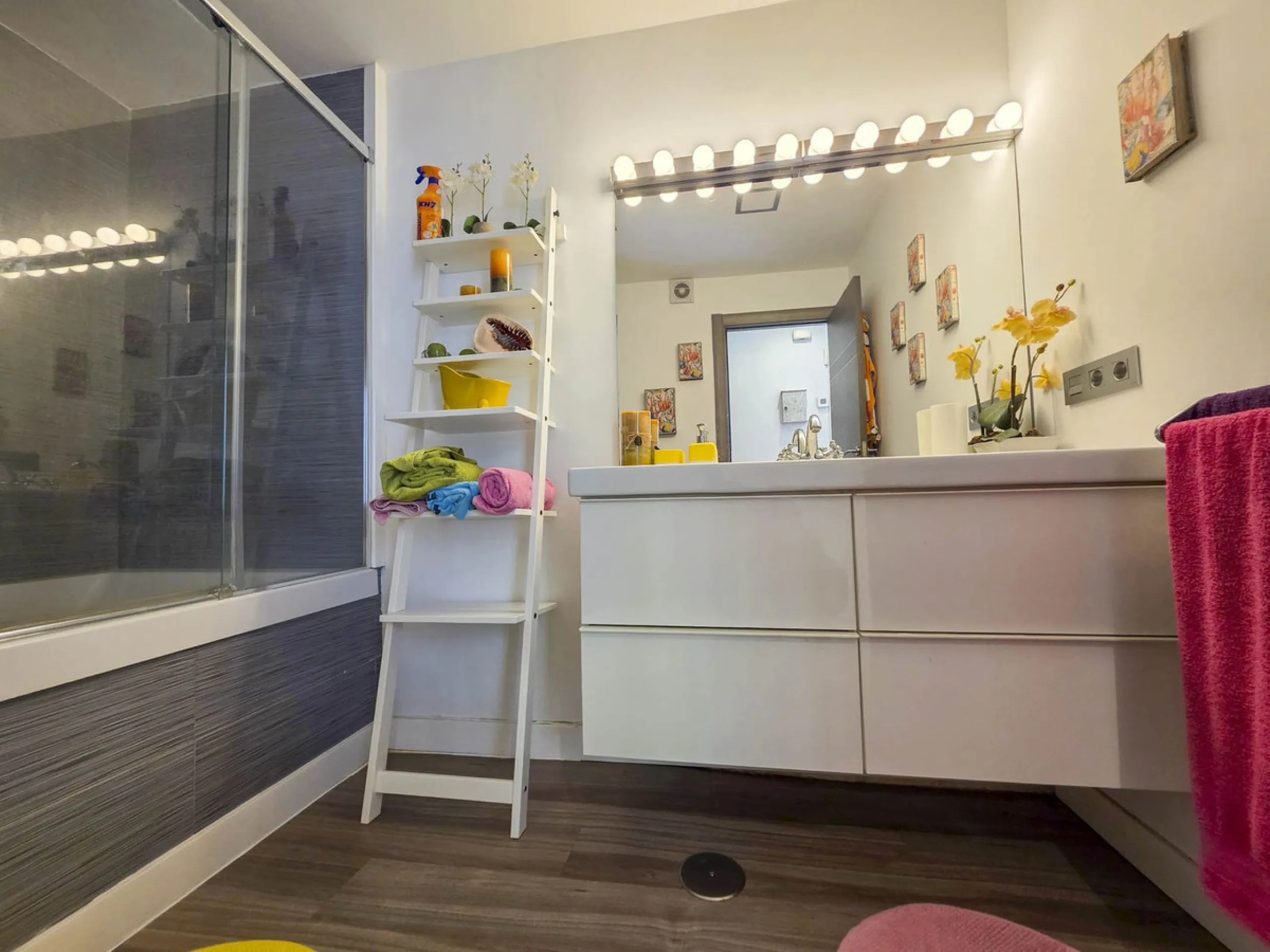 Absolutely beachfront, with uninterrupted panoramic sea views, this completely renovated apartment in Casares Costa sits directly on the beach promenade, offering the perfect blend of modern comfort and unbeatable coastal lifestyle. Stylishly refurbished 