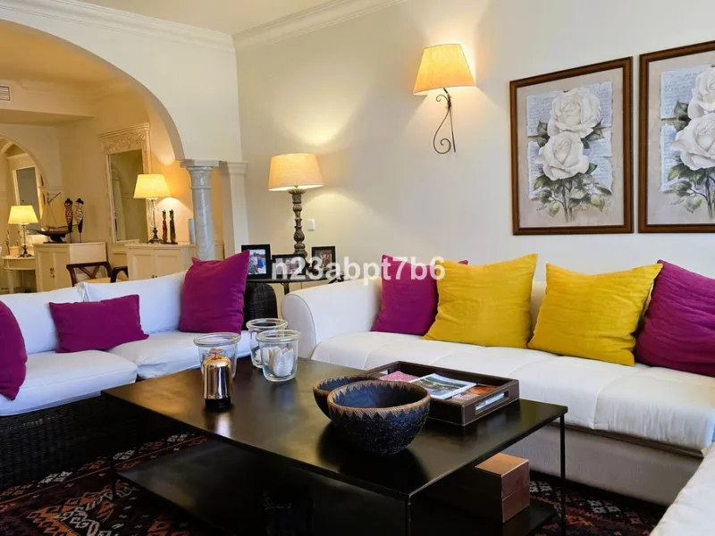 Apartment - Middle Floor Apartment в продаже в Marbella, Málaga. В доме 2 спален и 2 ванных комнат. Площадь дома 118 м²