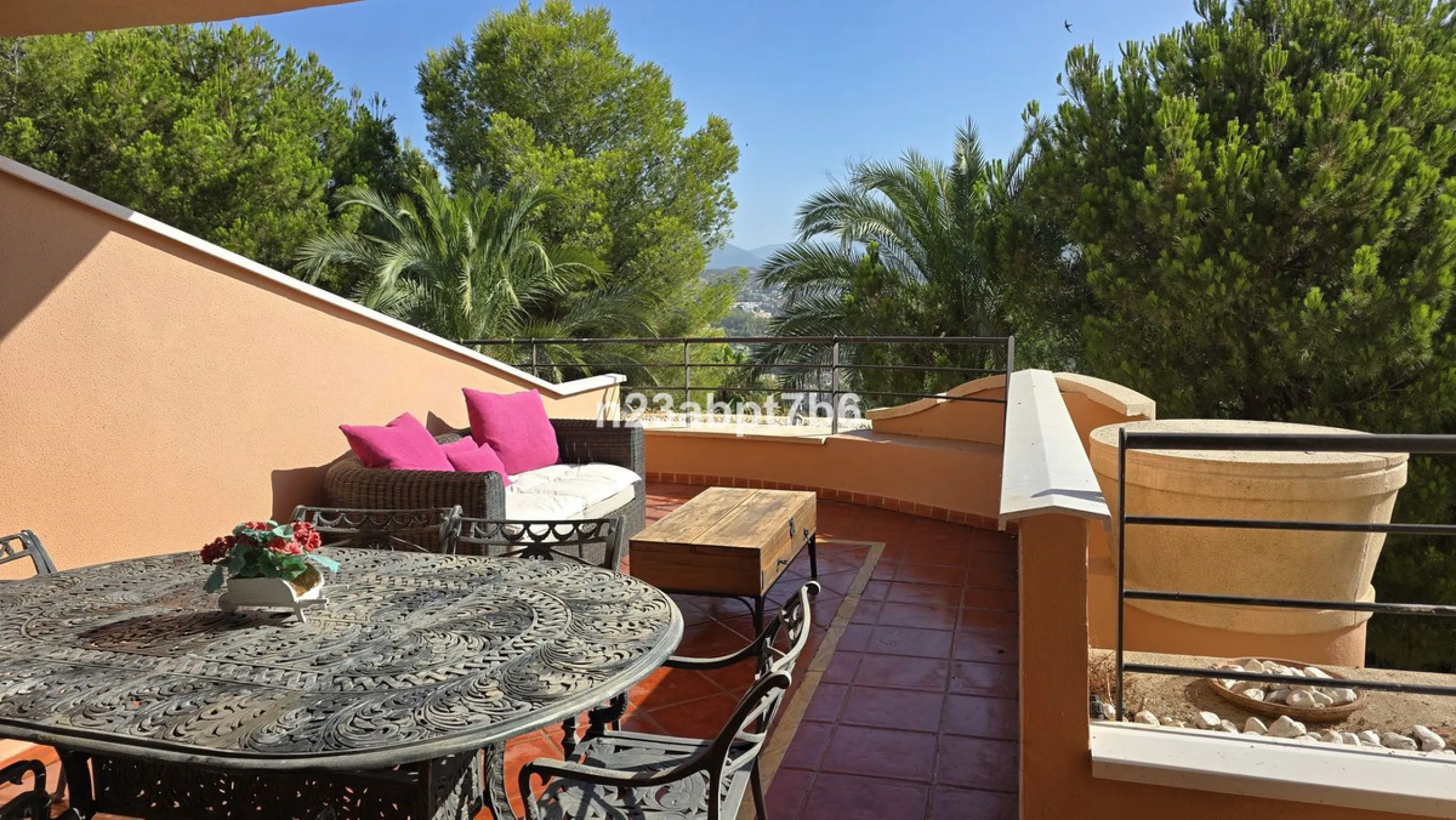 Welcome to this beautifully presented 2-bedroom, 2-bathroom apartment for sale in Magna Marbella, one of the most sought-after residential developments in the heart of Nueva Andalucía's Golf Valley, Marbella.