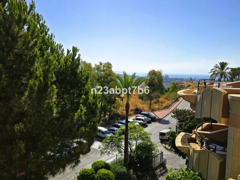 Welcome to this beautifully presented 2-bedroom, 2-bathroom apartment for sale in Magna Marbella, one of the most sought-after residential developments in the heart of Nueva Andalucía's Golf Valley, Marbella.
