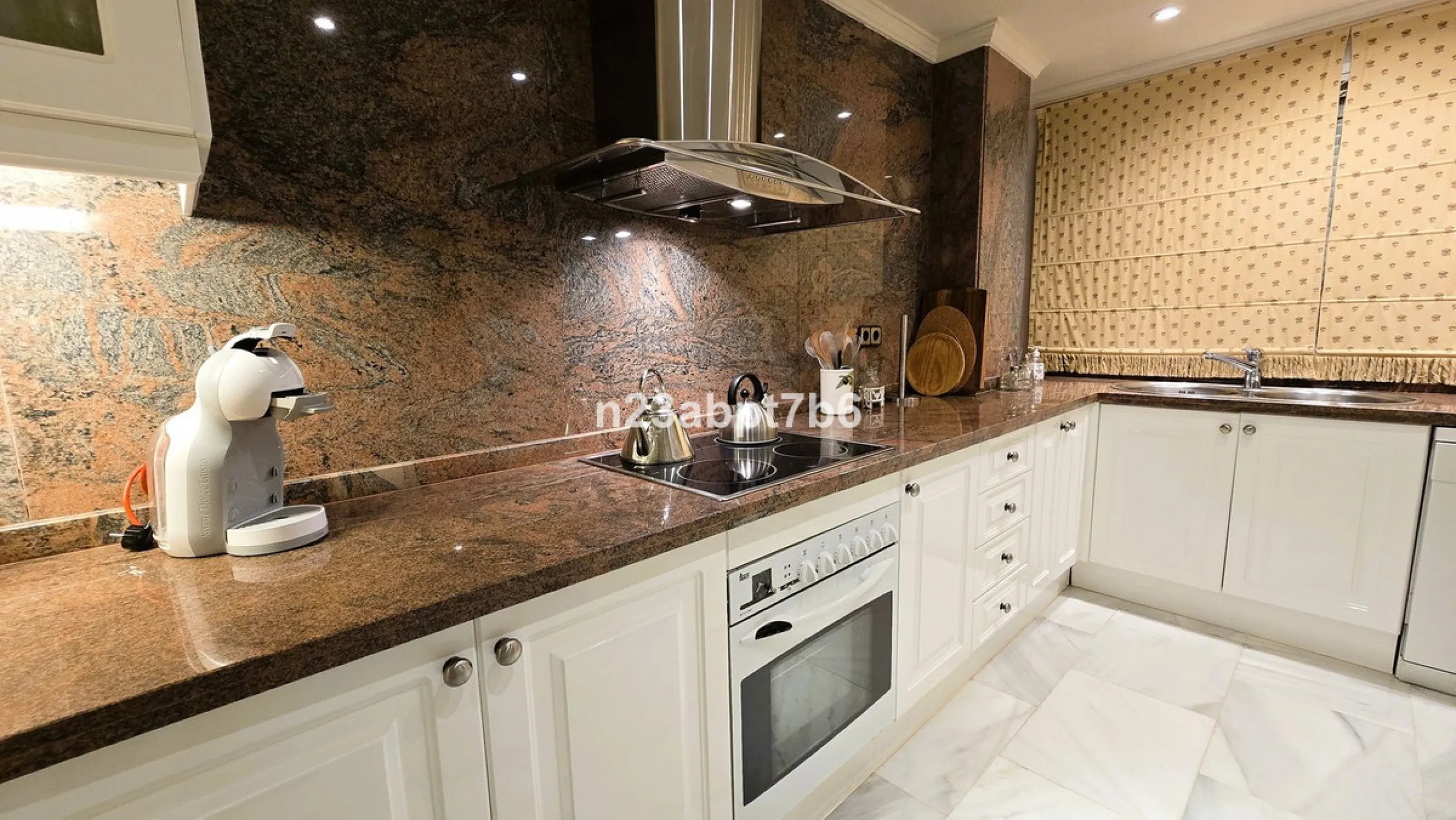 Welcome to this beautifully presented 2-bedroom, 2-bathroom apartment for sale in Magna Marbella, one of the most sought-after residential developments in the heart of Nueva Andalucía's Golf Valley, Marbella.