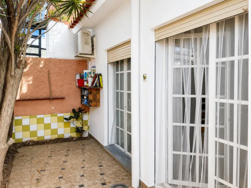 Amazing single-story townhouse, with the possibility of building another floor above (this information pending confirmation).