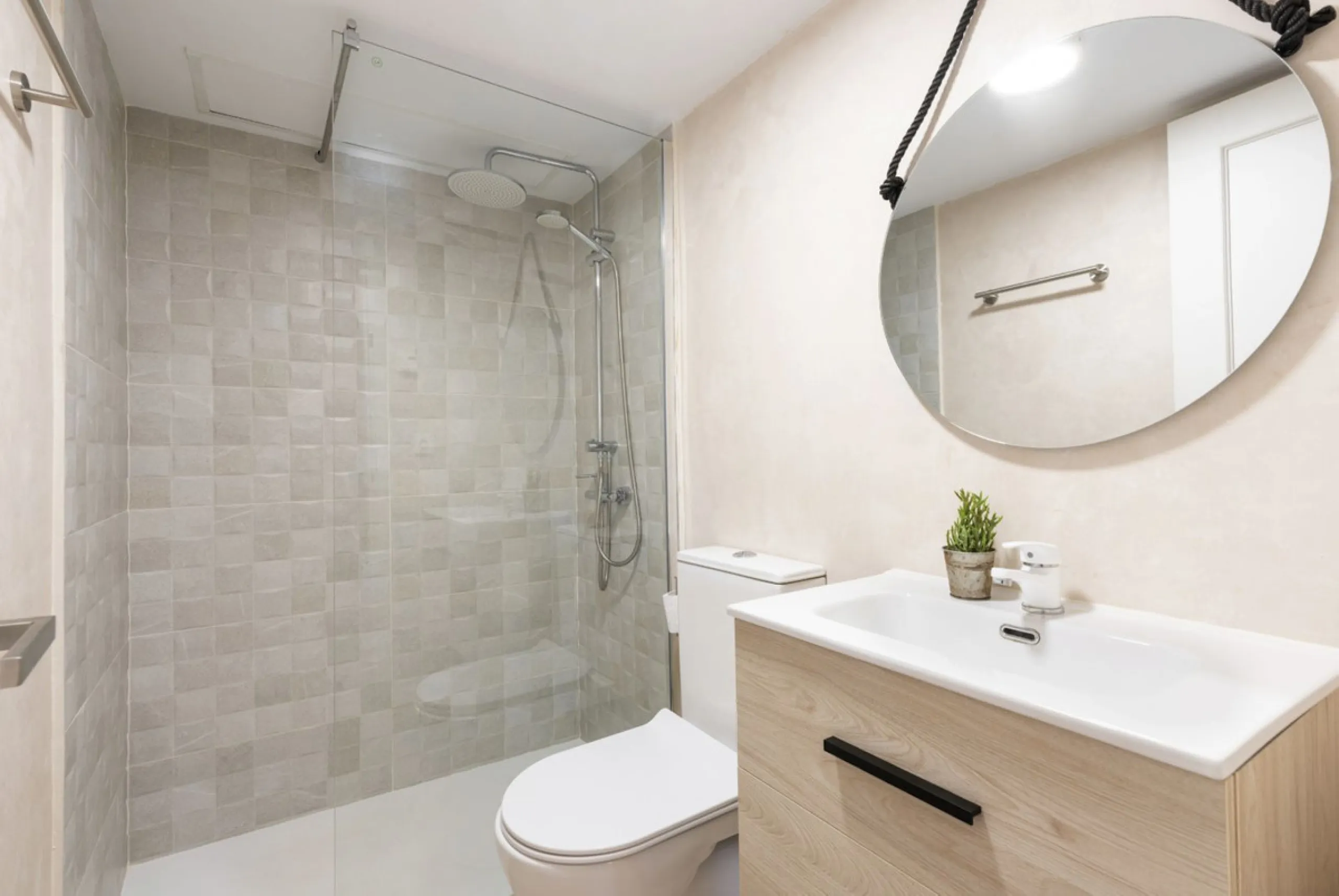 Experience Coastal Living at Alvarito Playa: A 3-Bedroom Beach Apartment in Marbella