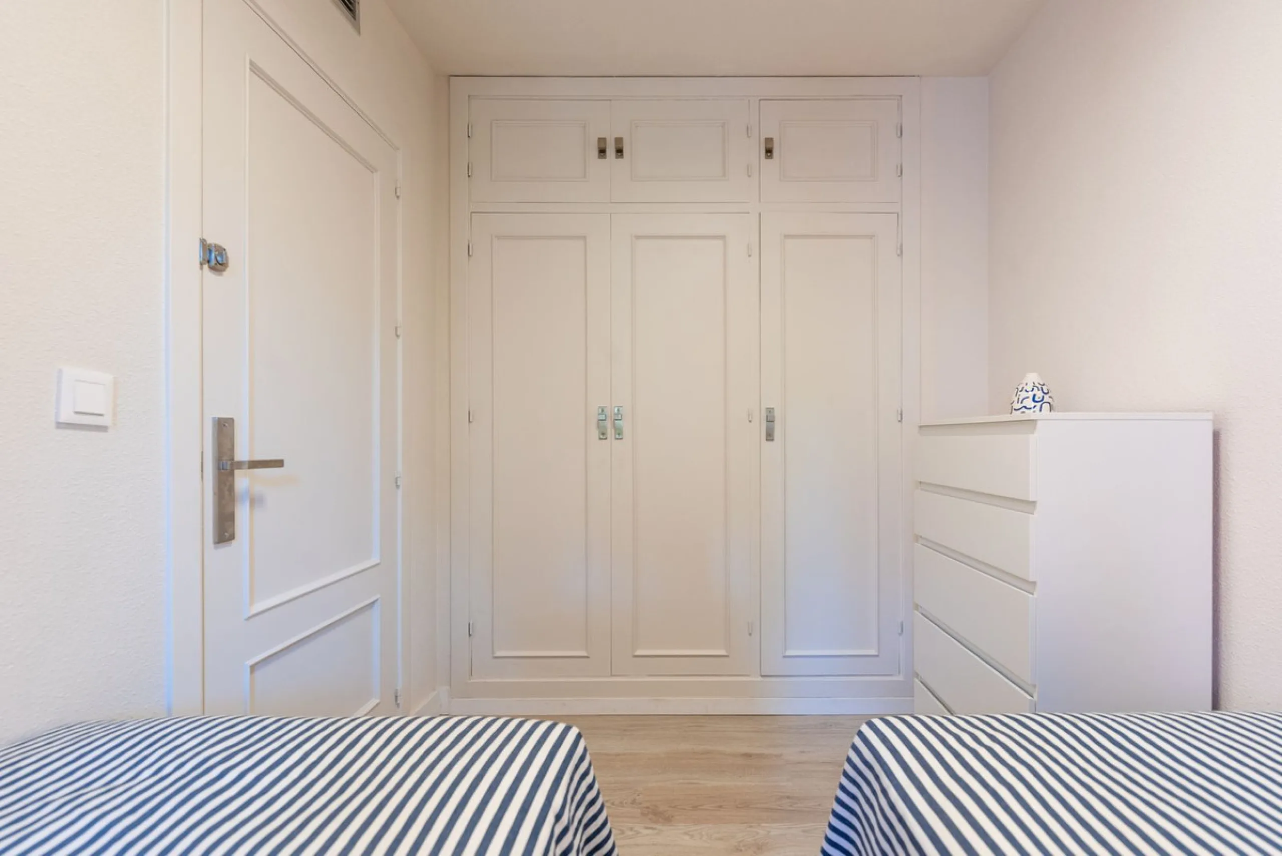 Experience Coastal Living at Alvarito Playa: A 3-Bedroom Beach Apartment in Marbella