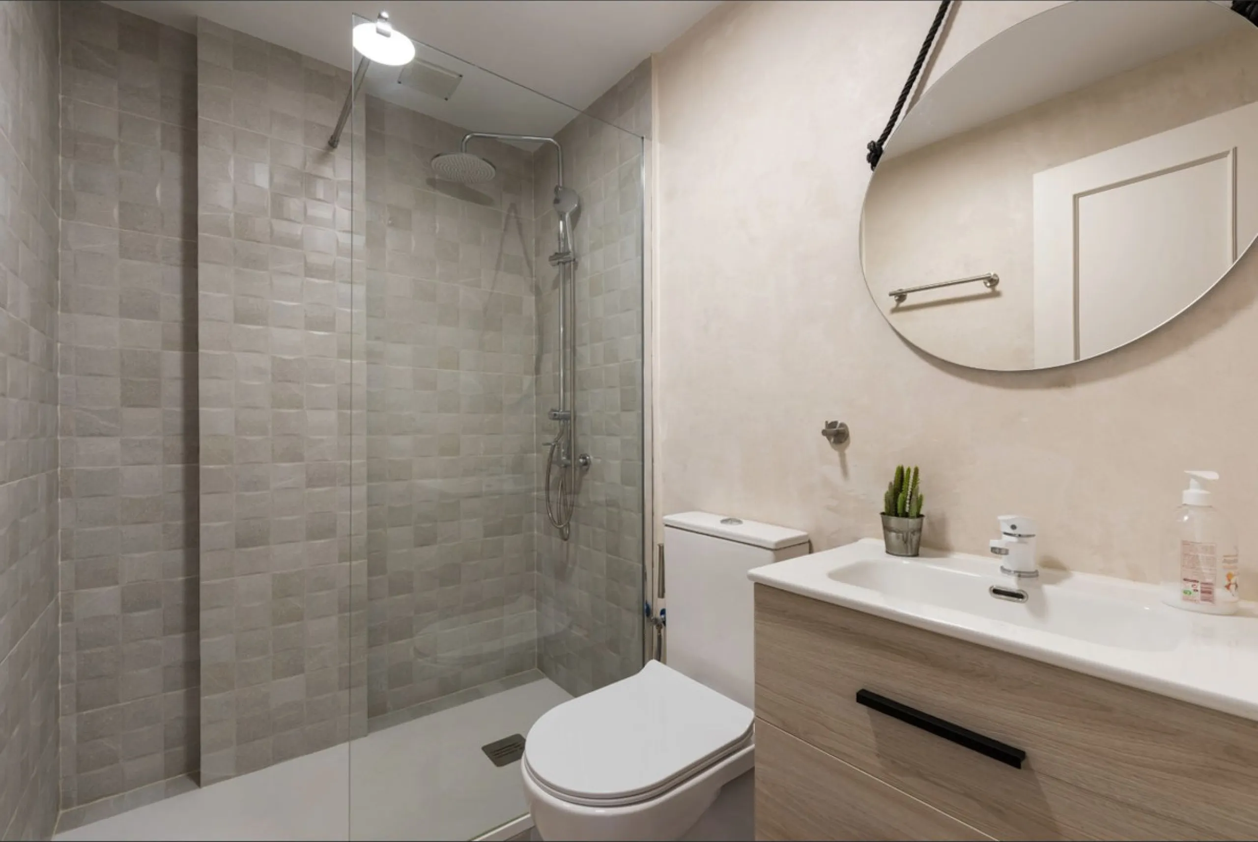 Experience Coastal Living at Alvarito Playa: A 3-Bedroom Beach Apartment in Marbella