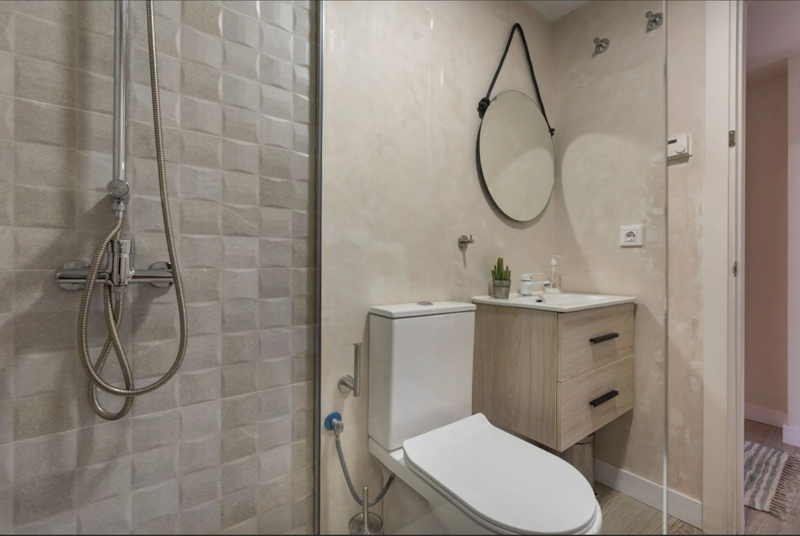 Experience Coastal Living at Alvarito Playa: A 3-Bedroom Beach Apartment in Marbella