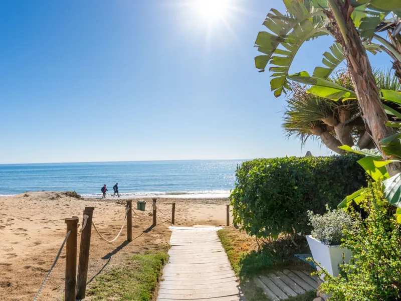 Experience Coastal Living at Alvarito Playa: A 3-Bedroom Beach Apartment in Marbella