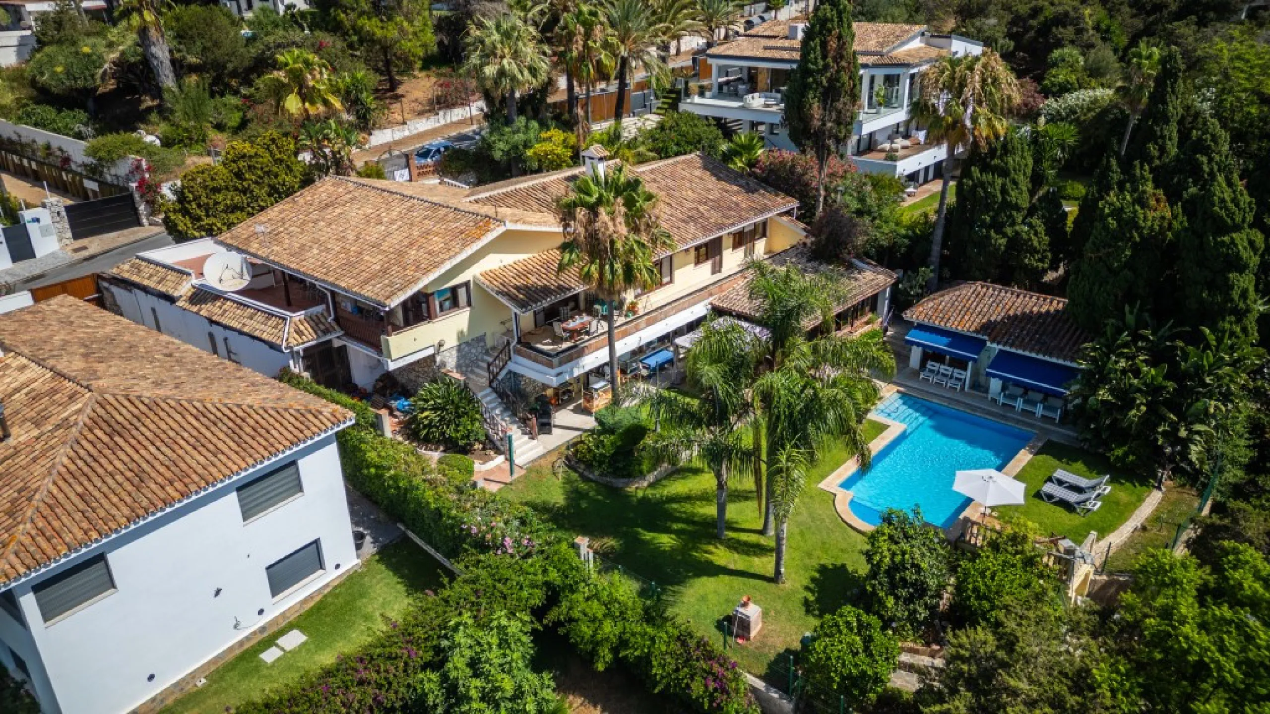 Nestled in the prestigious Marbesa area of Marbella, this stunning villa offers the relaxing beachside lifestyle in a prime location just a few steps from the sea.