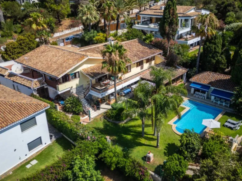 Nestled in the prestigious Marbesa area of Marbella, this stunning villa offers the relaxing beachside lifestyle in a prime location just a few steps from the sea.