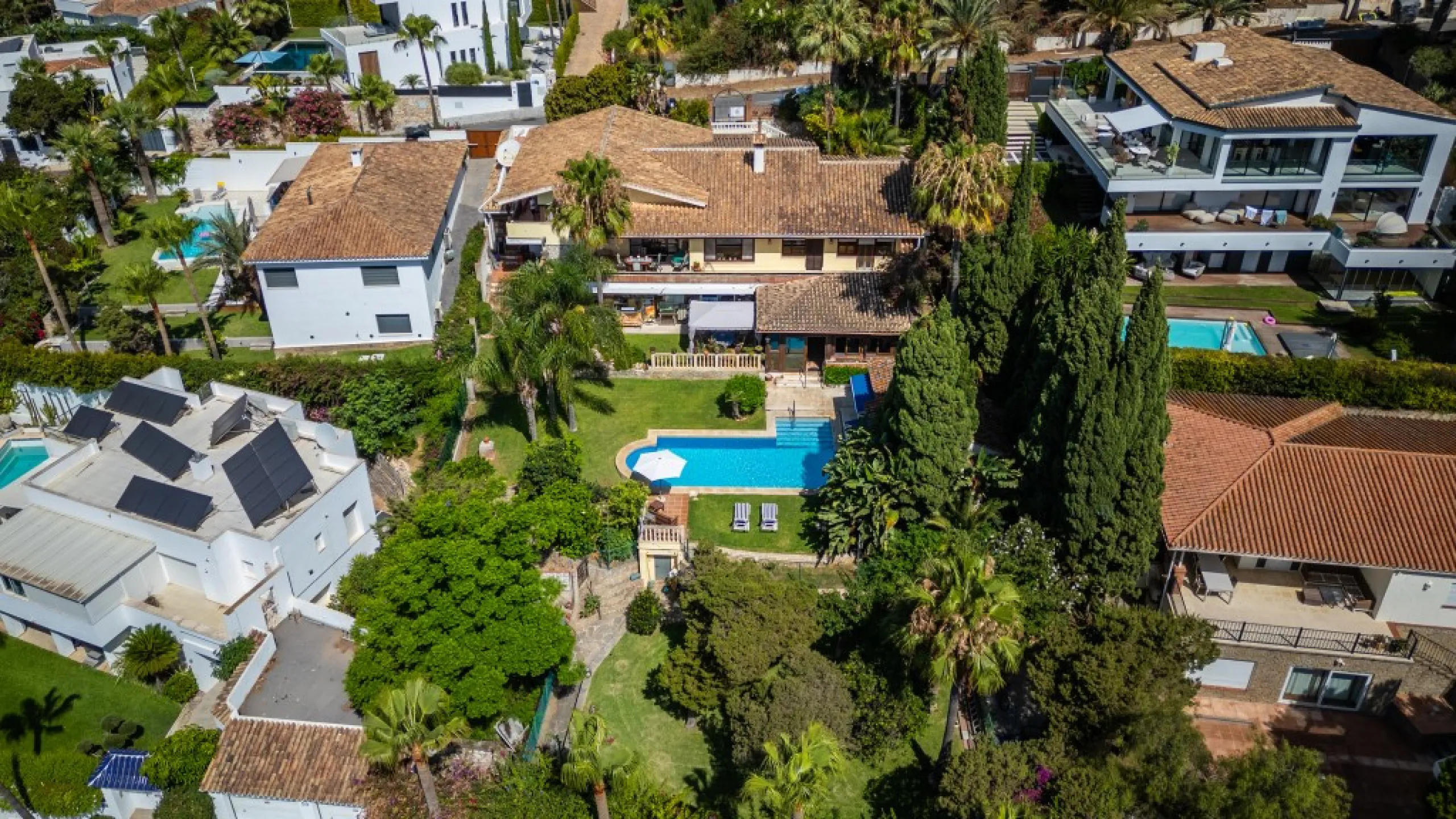 Nestled in the prestigious Marbesa area of Marbella, this stunning villa offers the relaxing beachside lifestyle in a prime location just a few steps from the sea.
