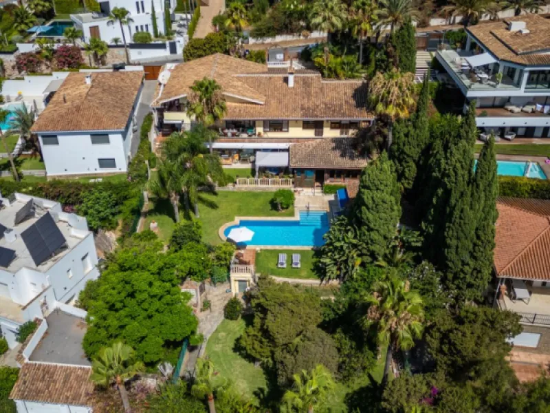 Nestled in the prestigious Marbesa area of Marbella, this stunning villa offers the relaxing beachside lifestyle in a prime location just a few steps from the sea.