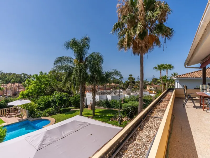 Nestled in the prestigious Marbesa area of Marbella, this stunning villa offers the relaxing beachside lifestyle in a prime location just a few steps from the sea.
