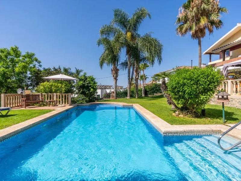 Nestled in the prestigious Marbesa area of Marbella, this stunning villa offers the relaxing beachside lifestyle in a prime location just a few steps from the sea.