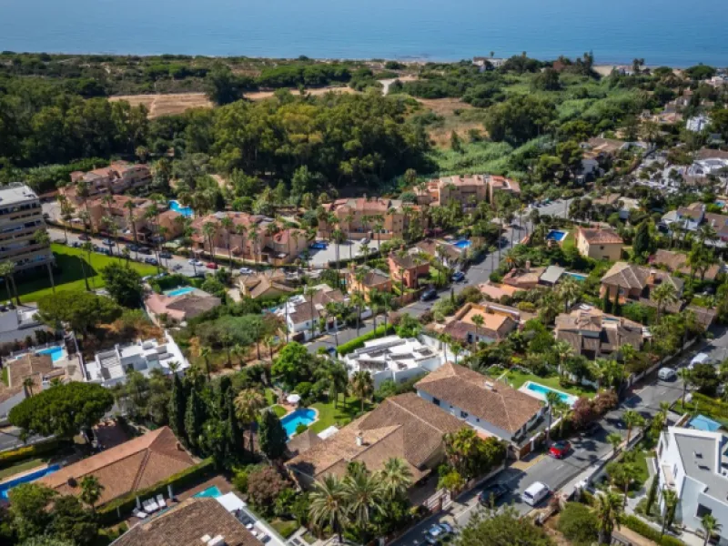 Nestled in the prestigious Marbesa area of Marbella, this stunning villa offers the relaxing beachside lifestyle in a prime location just a few steps from the sea.