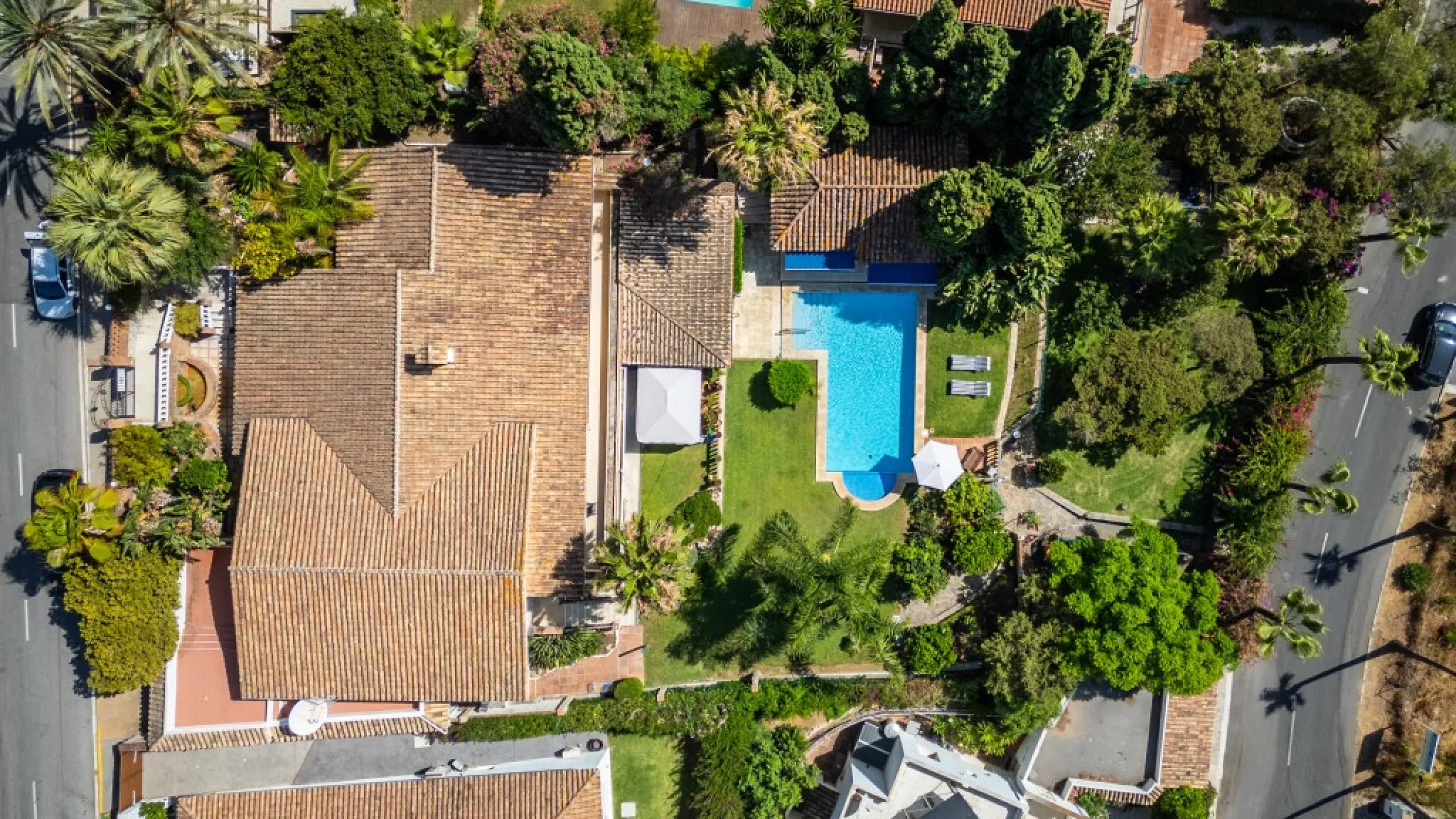 Nestled in the prestigious Marbesa area of Marbella, this stunning villa offers the relaxing beachside lifestyle in a prime location just a few steps from the sea.