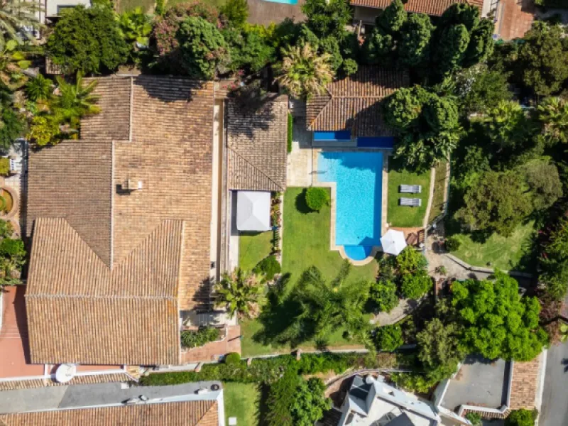 Nestled in the prestigious Marbesa area of Marbella, this stunning villa offers the relaxing beachside lifestyle in a prime location just a few steps from the sea.