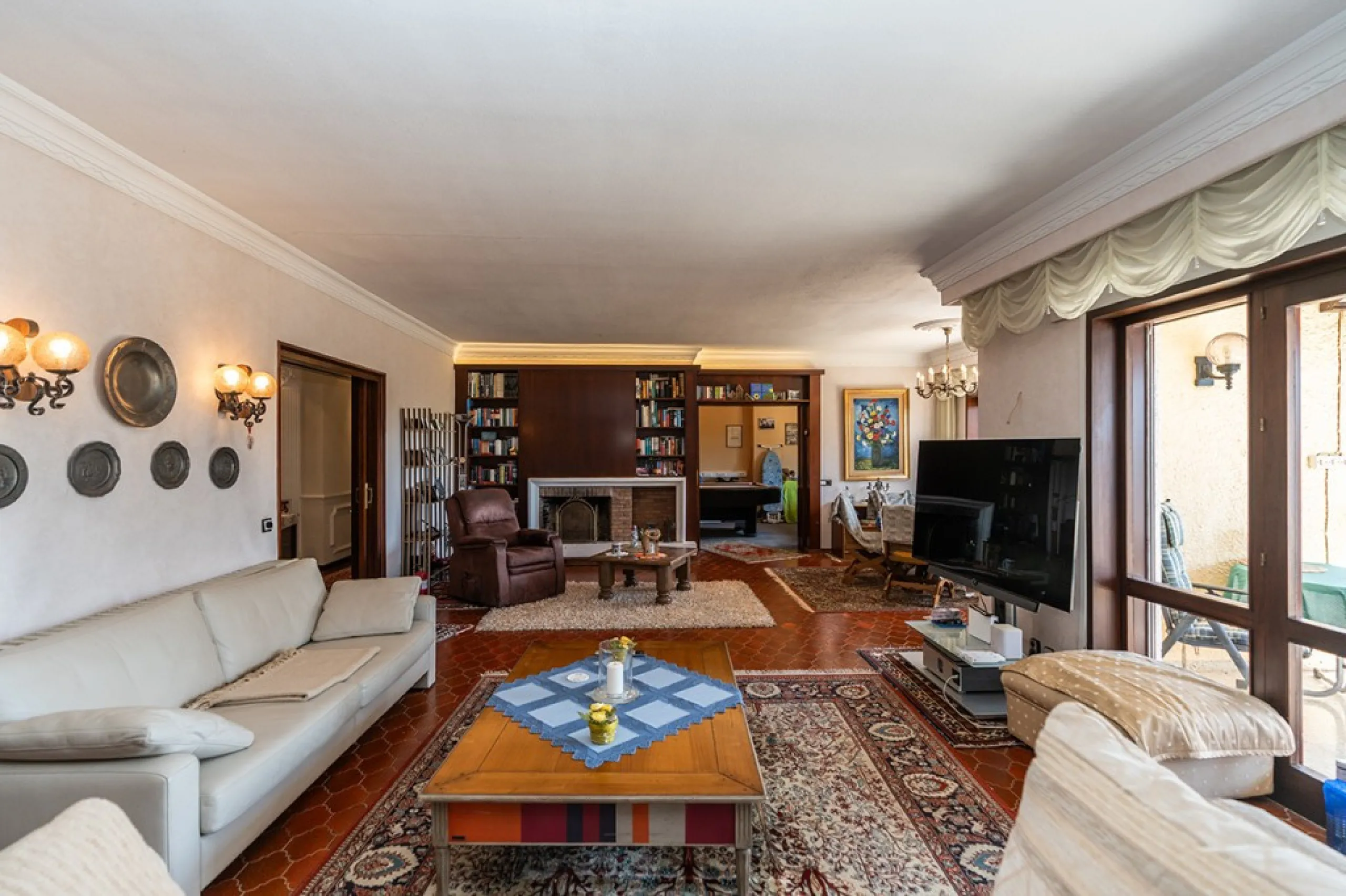 Nestled in the prestigious Marbesa area of Marbella, this stunning villa offers the relaxing beachside lifestyle in a prime location just a few steps from the sea.