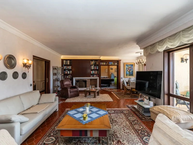 Nestled in the prestigious Marbesa area of Marbella, this stunning villa offers the relaxing beachside lifestyle in a prime location just a few steps from the sea.