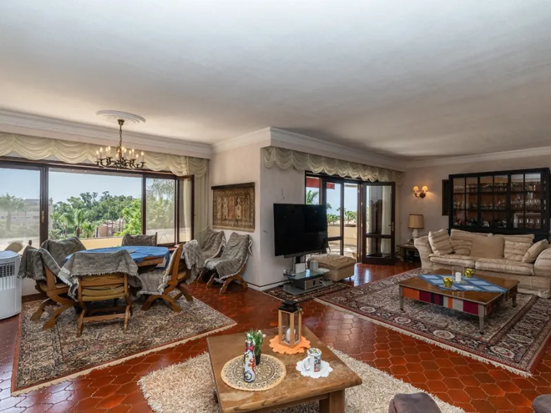 Nestled in the prestigious Marbesa area of Marbella, this stunning villa offers the relaxing beachside lifestyle in a prime location just a few steps from the sea.