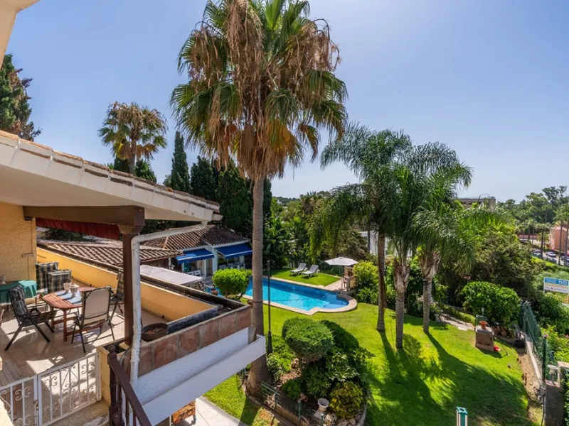 Nestled in the prestigious Marbesa area of Marbella, this stunning villa offers the relaxing beachside lifestyle in a prime location just a few steps from the sea.