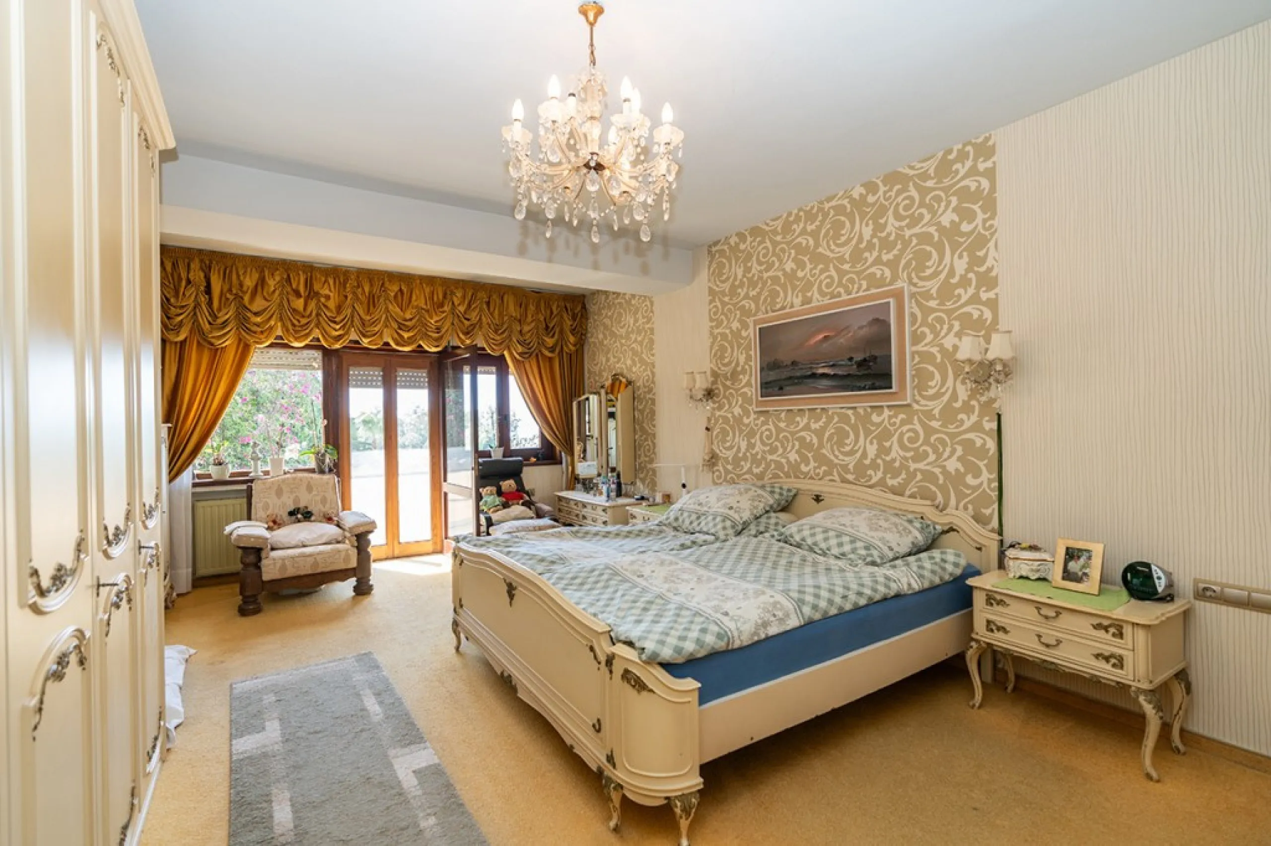 Nestled in the prestigious Marbesa area of Marbella, this stunning villa offers the relaxing beachside lifestyle in a prime location just a few steps from the sea.