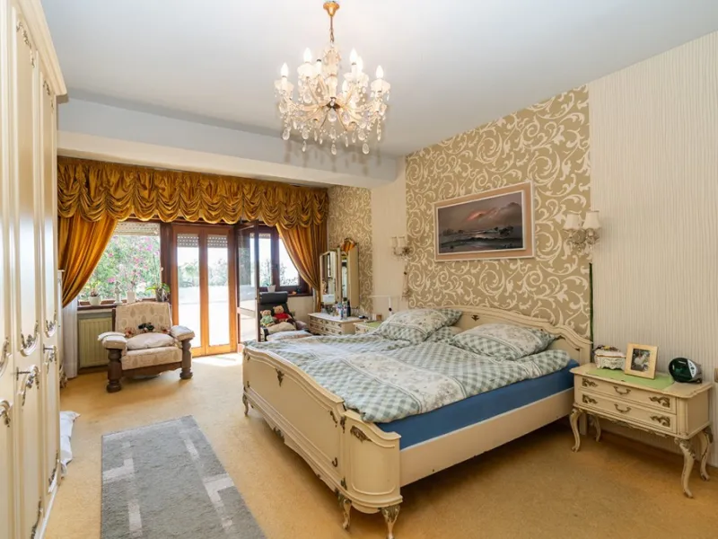 Nestled in the prestigious Marbesa area of Marbella, this stunning villa offers the relaxing beachside lifestyle in a prime location just a few steps from the sea.