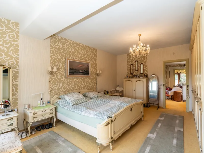 Nestled in the prestigious Marbesa area of Marbella, this stunning villa offers the relaxing beachside lifestyle in a prime location just a few steps from the sea.