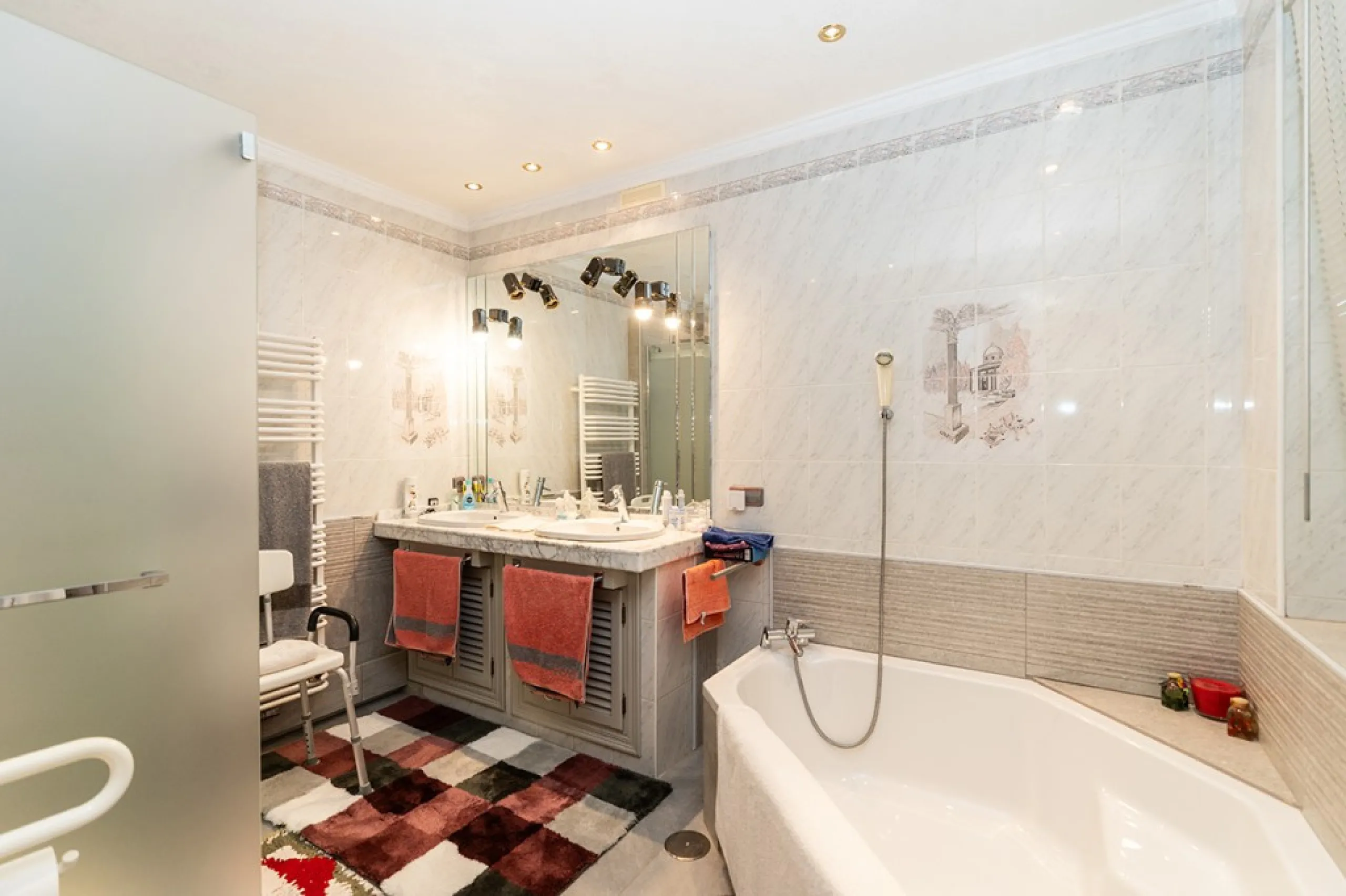 Nestled in the prestigious Marbesa area of Marbella, this stunning villa offers the relaxing beachside lifestyle in a prime location just a few steps from the sea.