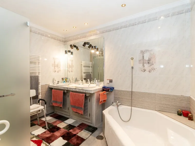 Nestled in the prestigious Marbesa area of Marbella, this stunning villa offers the relaxing beachside lifestyle in a prime location just a few steps from the sea.