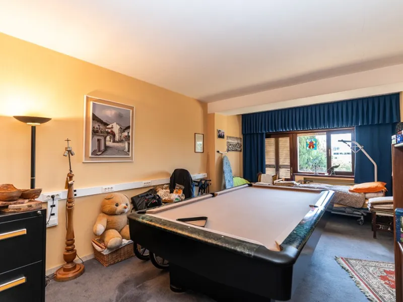 Nestled in the prestigious Marbesa area of Marbella, this stunning villa offers the relaxing beachside lifestyle in a prime location just a few steps from the sea.