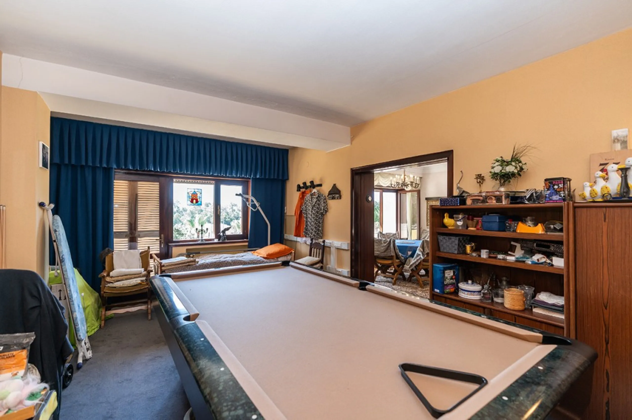 Nestled in the prestigious Marbesa area of Marbella, this stunning villa offers the relaxing beachside lifestyle in a prime location just a few steps from the sea.