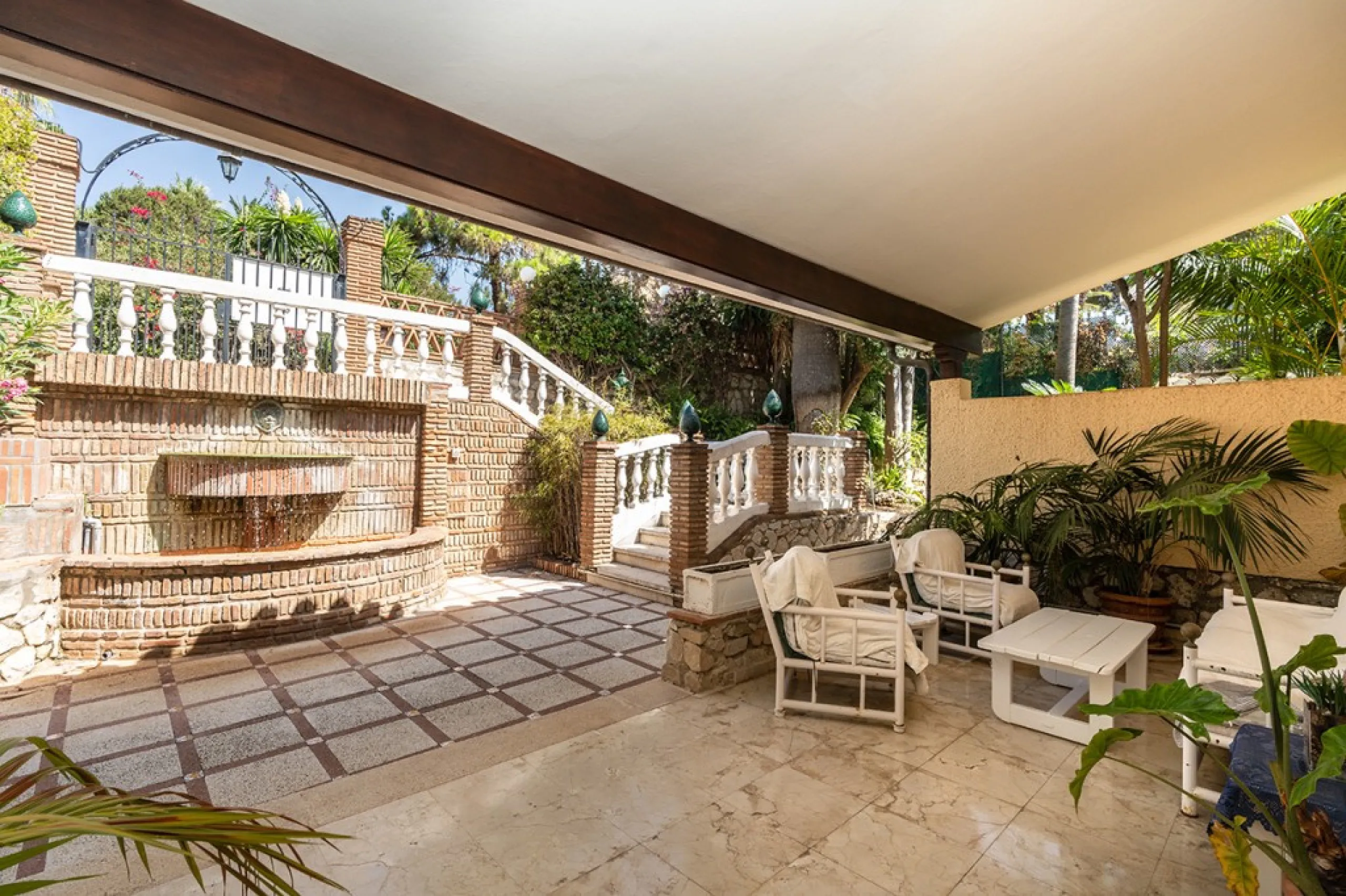 Nestled in the prestigious Marbesa area of Marbella, this stunning villa offers the relaxing beachside lifestyle in a prime location just a few steps from the sea.