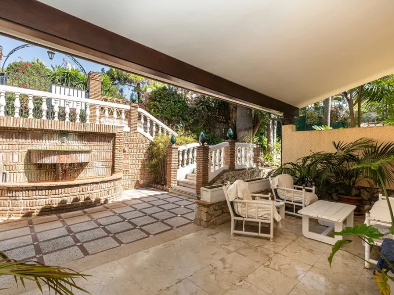 Nestled in the prestigious Marbesa area of Marbella, this stunning villa offers the relaxing beachside lifestyle in a prime location just a few steps from the sea.