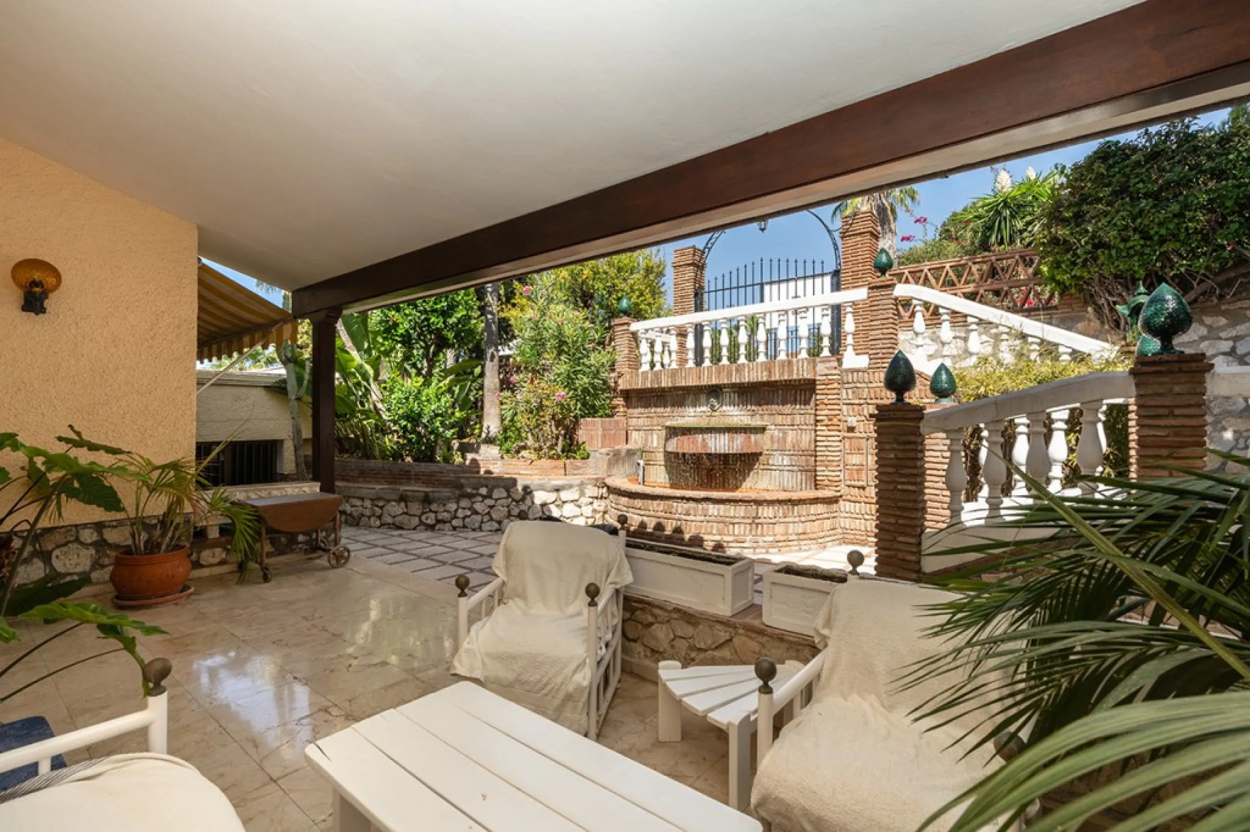 Nestled in the prestigious Marbesa area of Marbella, this stunning villa offers the relaxing beachside lifestyle in a prime location just a few steps from the sea.