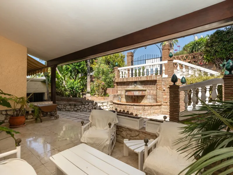 Nestled in the prestigious Marbesa area of Marbella, this stunning villa offers the relaxing beachside lifestyle in a prime location just a few steps from the sea.