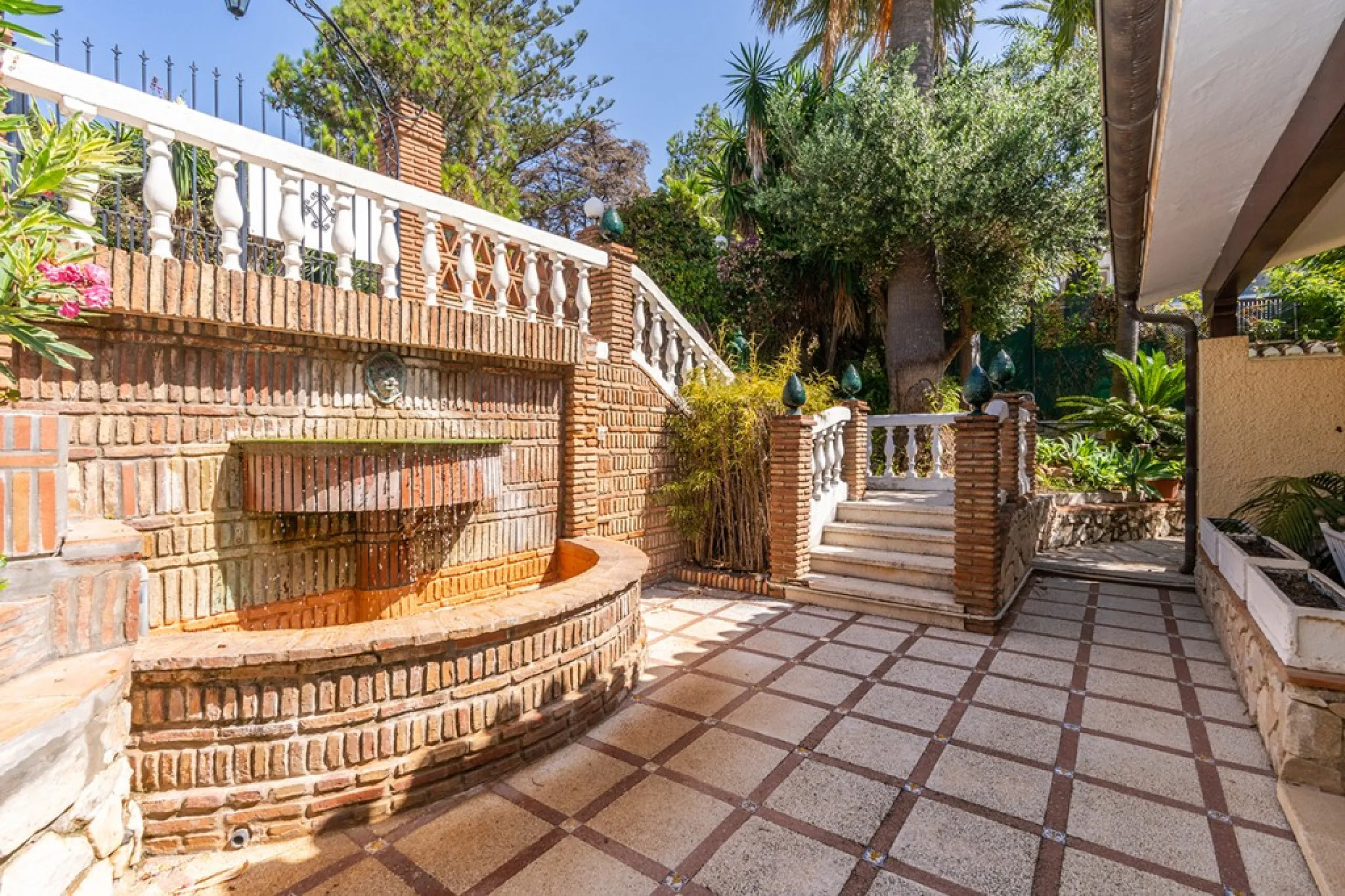 Nestled in the prestigious Marbesa area of Marbella, this stunning villa offers the relaxing beachside lifestyle in a prime location just a few steps from the sea.