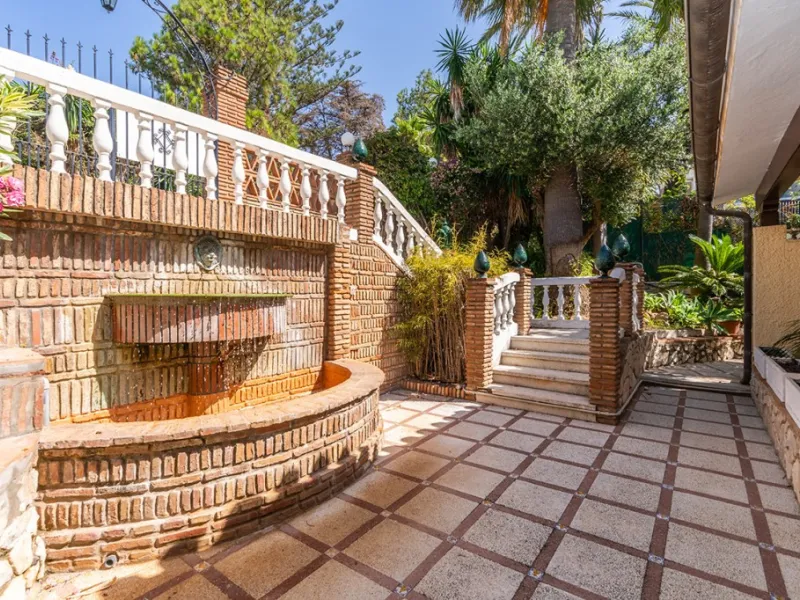 Nestled in the prestigious Marbesa area of Marbella, this stunning villa offers the relaxing beachside lifestyle in a prime location just a few steps from the sea.