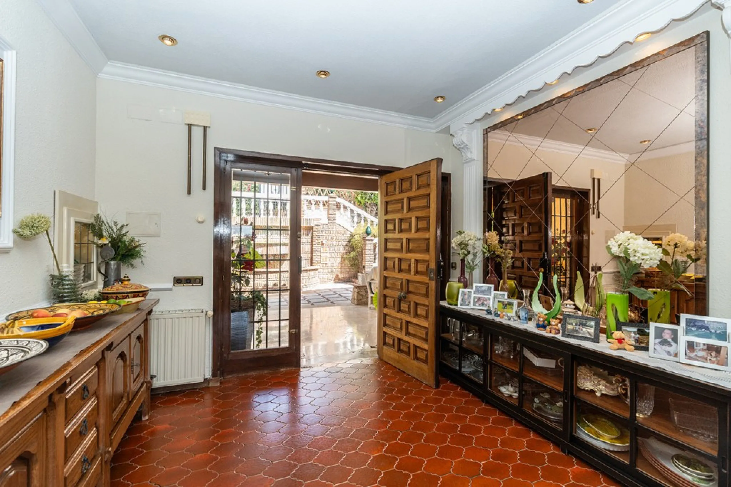 Nestled in the prestigious Marbesa area of Marbella, this stunning villa offers the relaxing beachside lifestyle in a prime location just a few steps from the sea.
