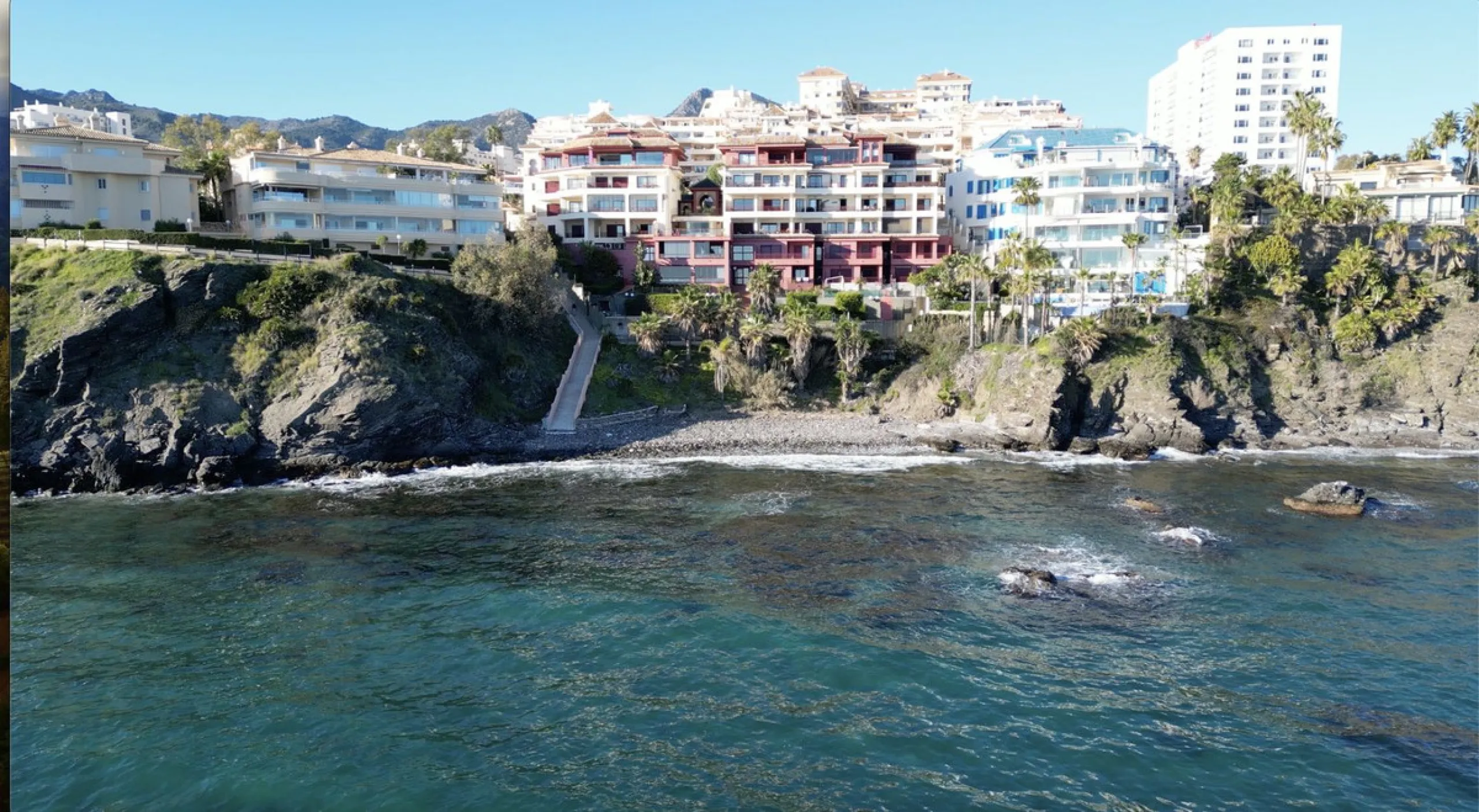 Beeindruckende Strand-Wohnung mit 3 Schlafzimmern in erstklassiger Lage Torrequebrada, mit weitreichendem und ungehindertem Blick auf das Mittelmeer