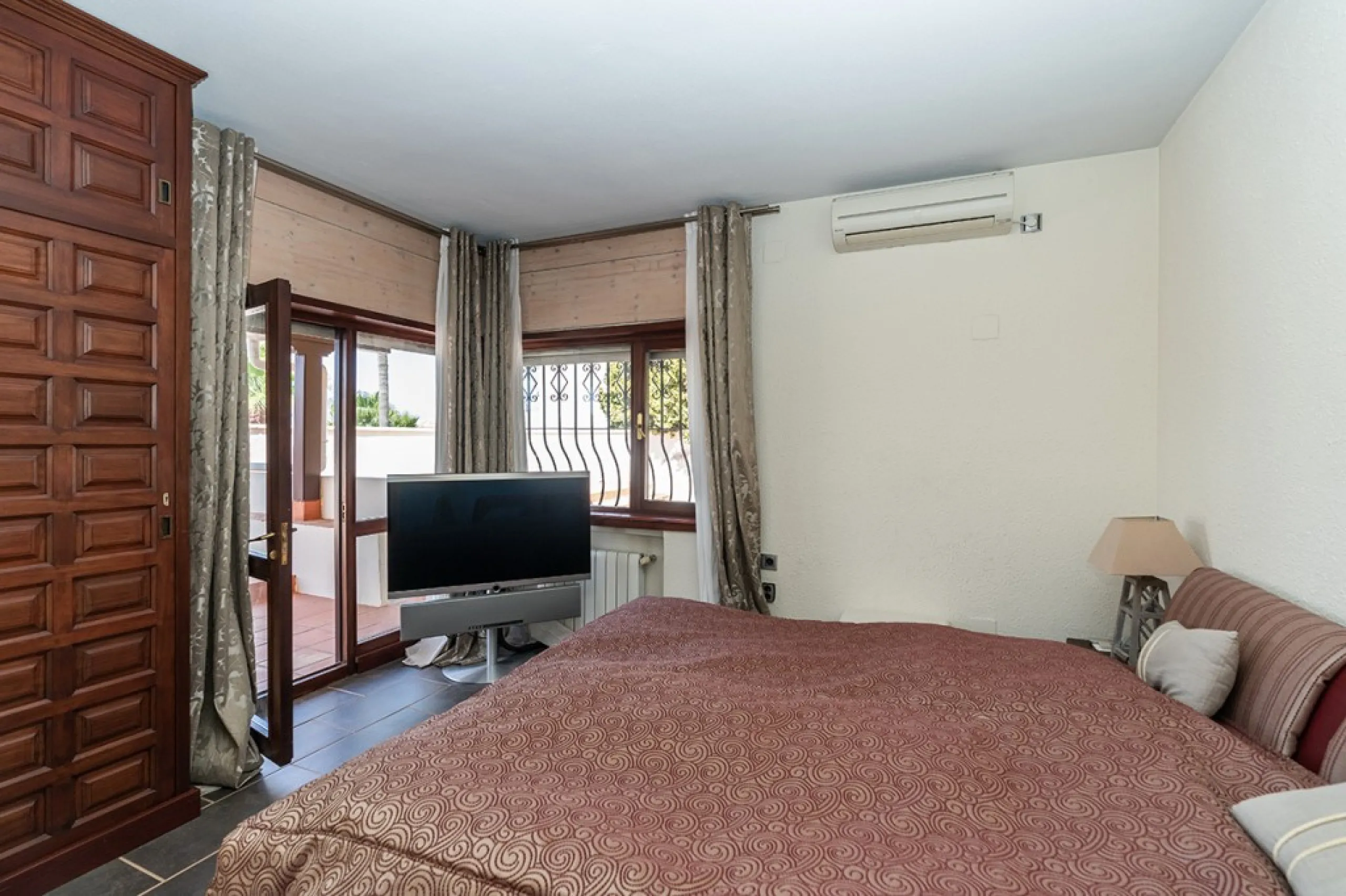 Nestled in the prestigious Marbesa area of Marbella, this stunning villa offers the relaxing beachside lifestyle in a prime location just a few steps from the sea.