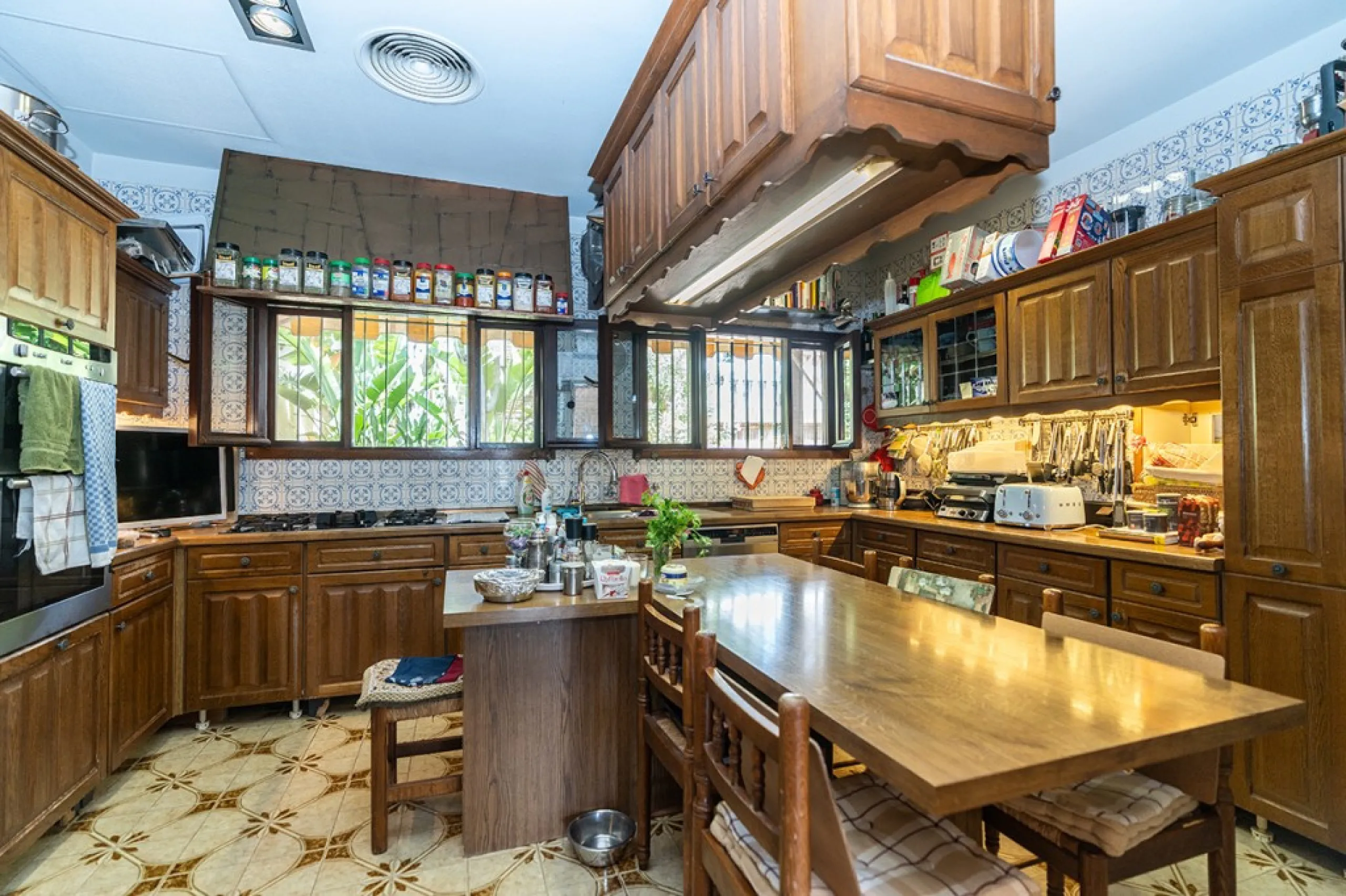 Nestled in the prestigious Marbesa area of Marbella, this stunning villa offers the relaxing beachside lifestyle in a prime location just a few steps from the sea.