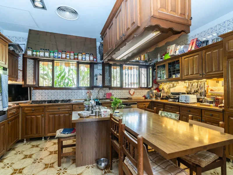 Nestled in the prestigious Marbesa area of Marbella, this stunning villa offers the relaxing beachside lifestyle in a prime location just a few steps from the sea.
