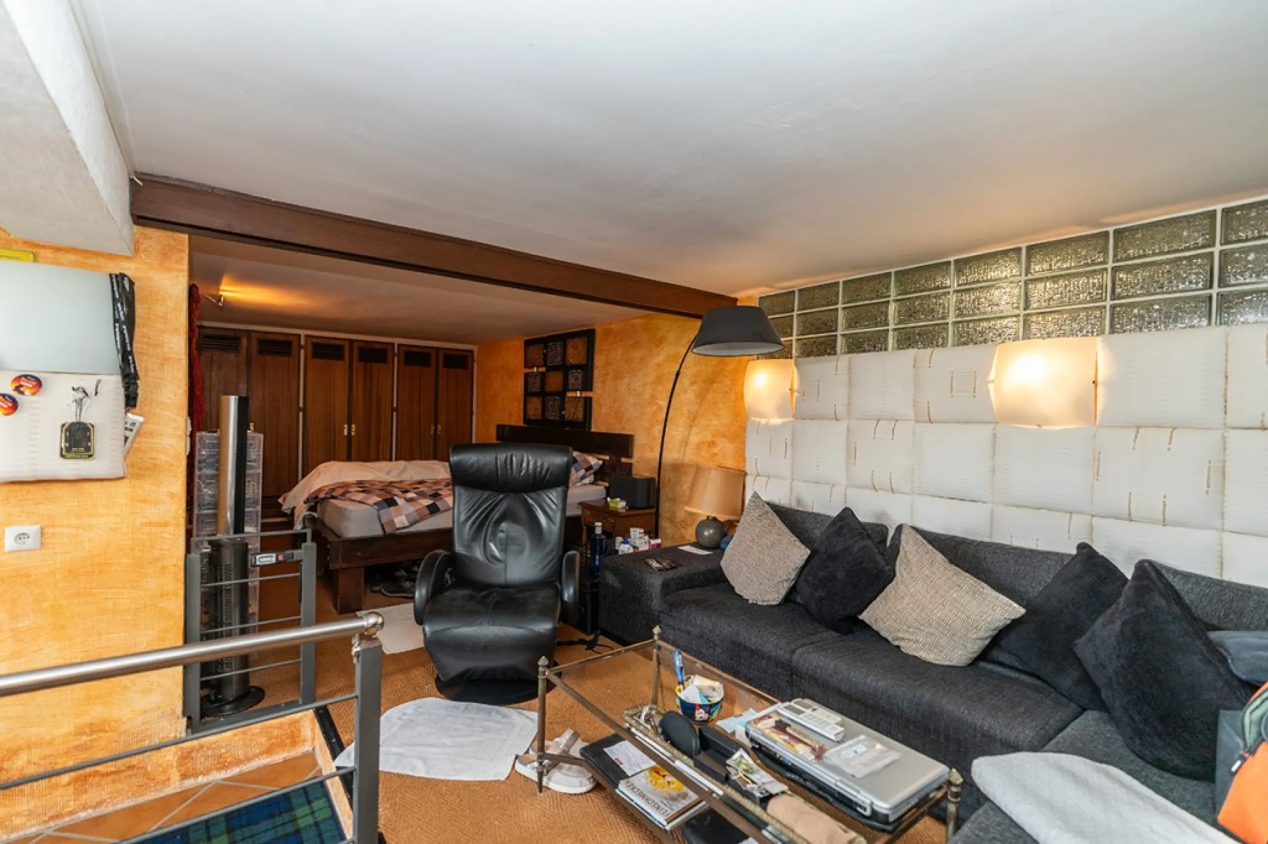 Nestled in the prestigious Marbesa area of Marbella, this stunning villa offers the relaxing beachside lifestyle in a prime location just a few steps from the sea.