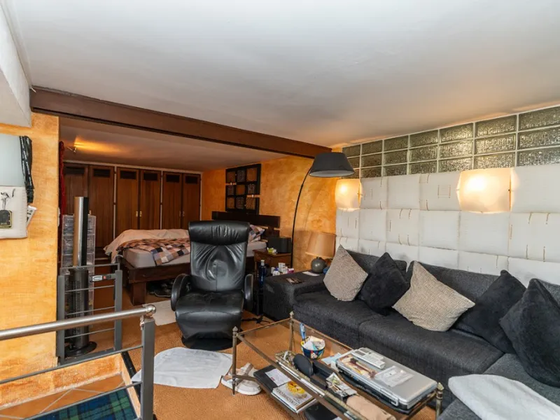 Nestled in the prestigious Marbesa area of Marbella, this stunning villa offers the relaxing beachside lifestyle in a prime location just a few steps from the sea.