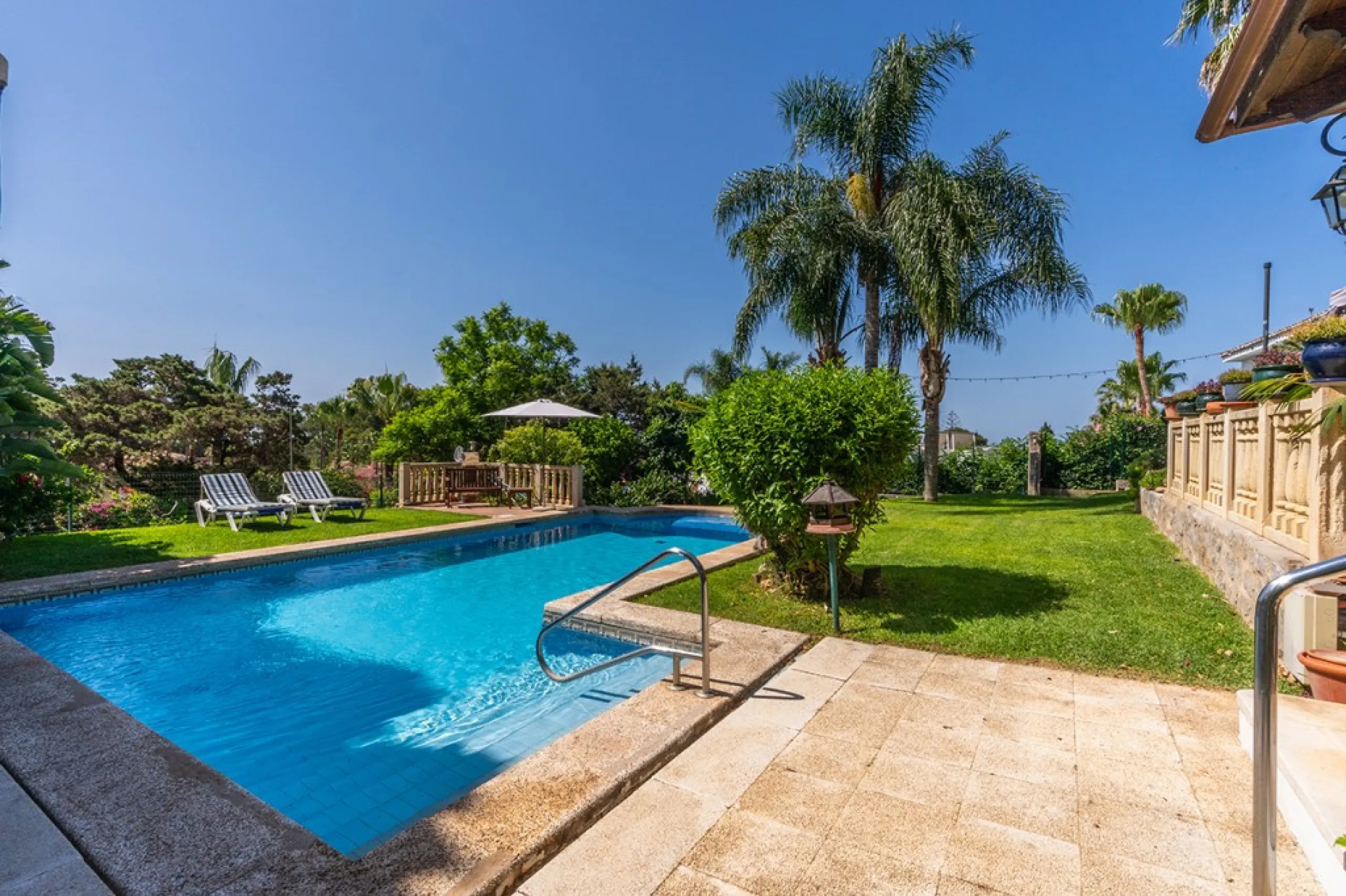 Nestled in the prestigious Marbesa area of Marbella, this stunning villa offers the relaxing beachside lifestyle in a prime location just a few steps from the sea.