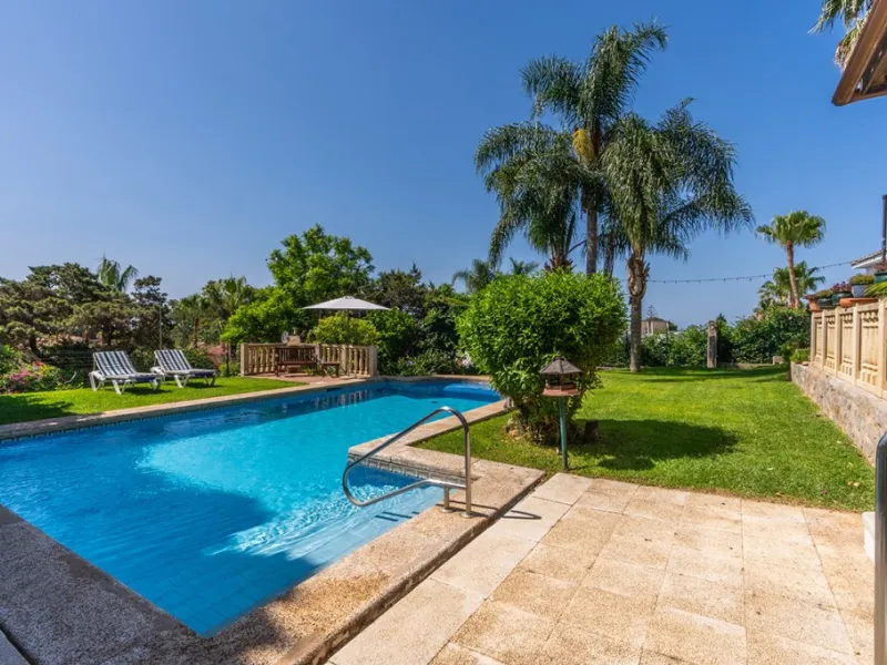 Nestled in the prestigious Marbesa area of Marbella, this stunning villa offers the relaxing beachside lifestyle in a prime location just a few steps from the sea.