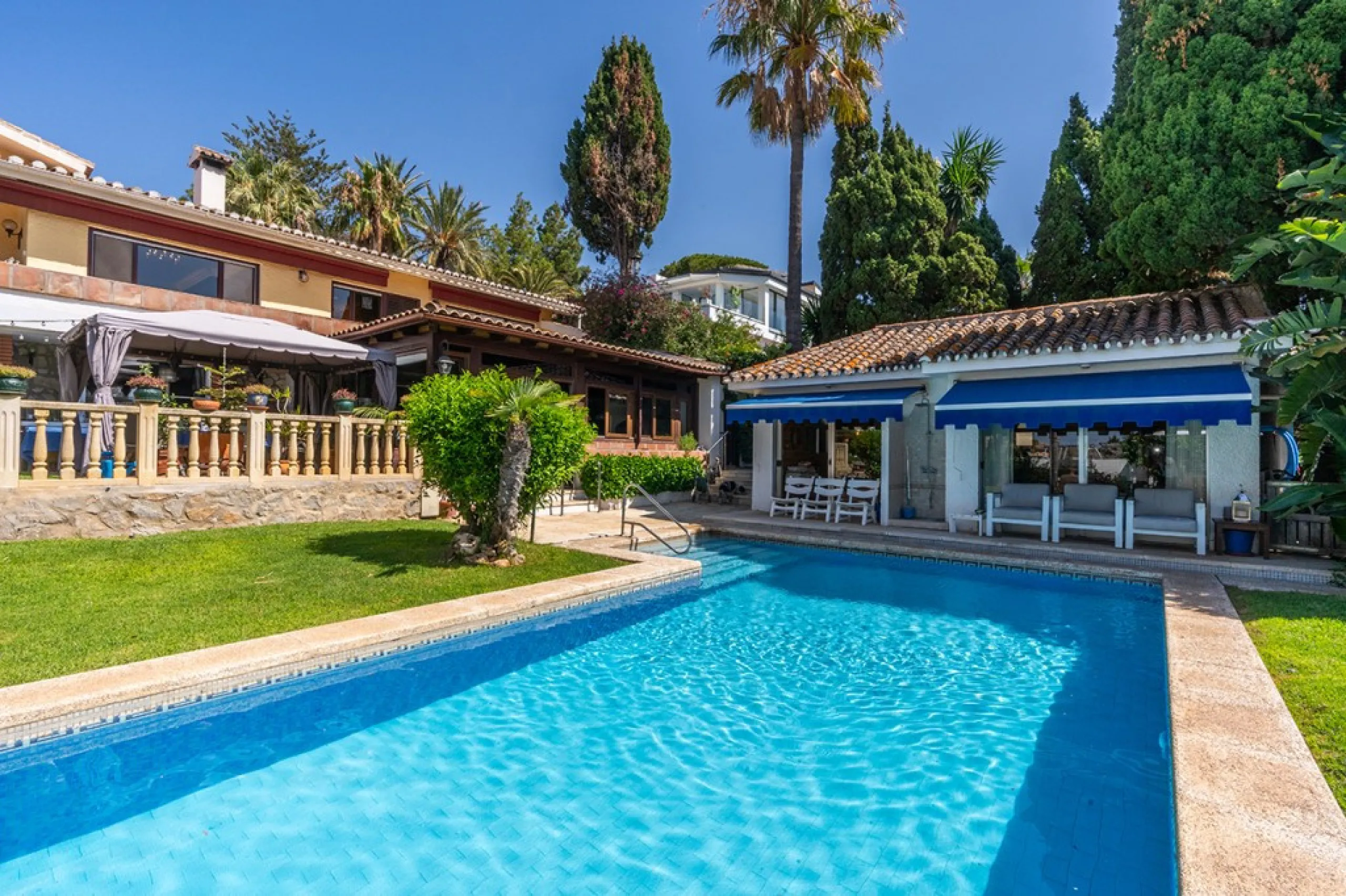 Nestled in the prestigious Marbesa area of Marbella, this stunning villa offers the relaxing beachside lifestyle in a prime location just a few steps from the sea.